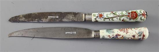 Two Mennecy Kakiemon style porcelain handled knives, c.1740-60, 26cm, latter cracked